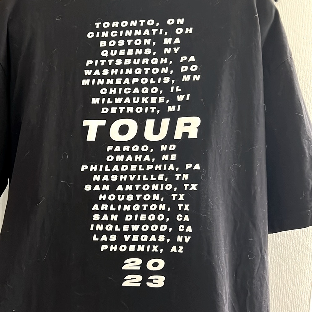 LIKE NEW! 🎹🎵🎤 2023 PINK CONCERT TSHIRT -ONLY WORN ONCE! Unisex XL Chest: 24” - Picture 4 of 5
